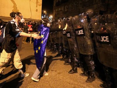 Демонстранты стоят перед полицейскими во время акции протеста против законопроекта об "иностранных агентах" в Тбилиси, Грузия, 16 апреля 2024 года. Фото: Irakli Gedenidze / REUTERS